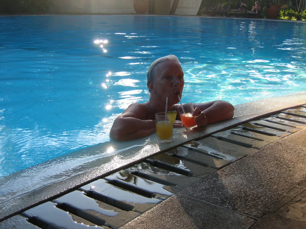 08-Coktail in the pool .jpg - Coktail in the pool